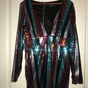 V neck sequin long sleeved dress.